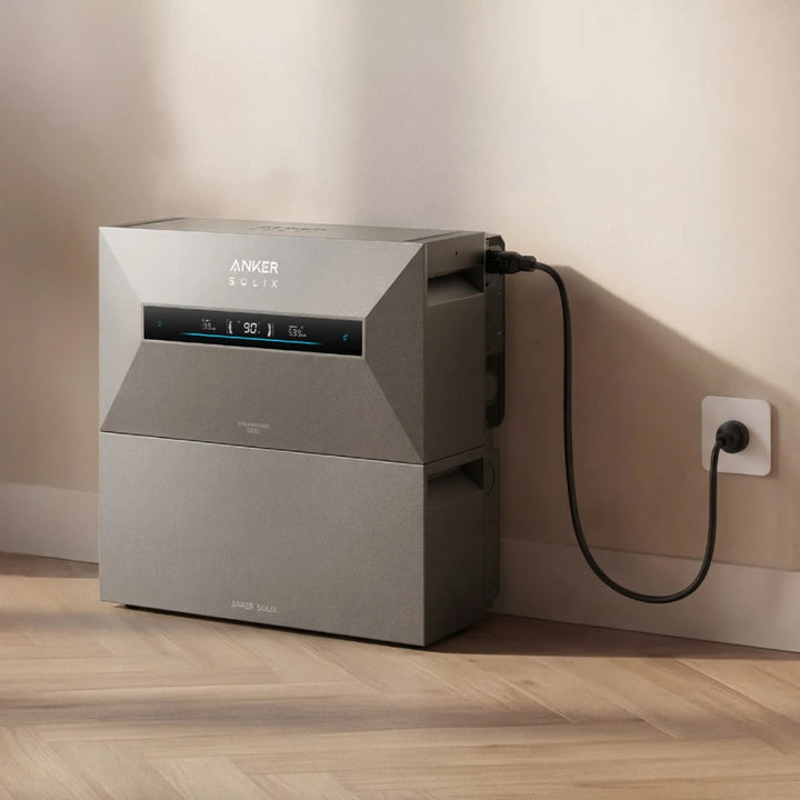 Anker SOLIX Max AC -Speicher an Hauswand mit Steckdosenanschluss im Wohnbereich