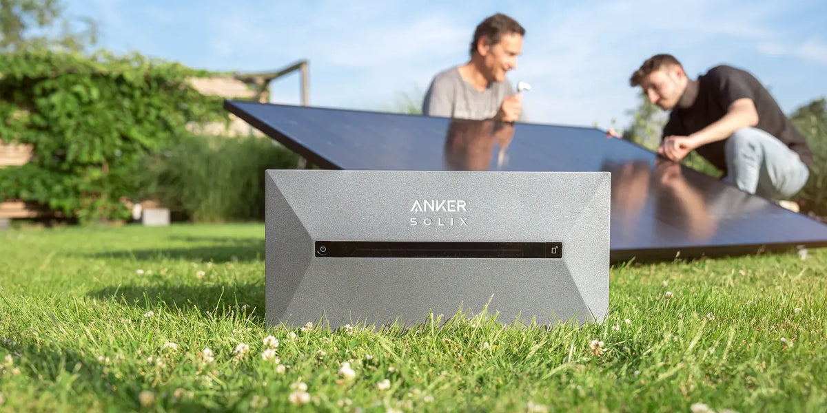 Anker SOLIX Solarbank mit Solarmodul im Garten
