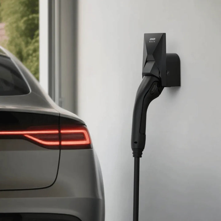 Anker Solix Wallbox für Elektroauto – Wandladestation mit Ladekabel neben E-Auto in der Garage