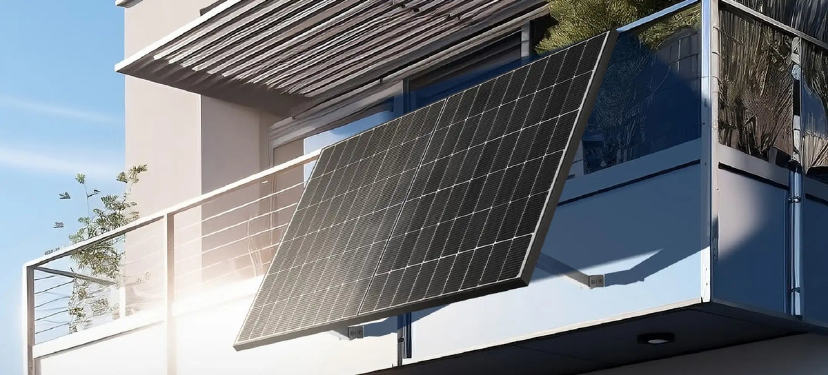 Balkonkraftwerk Komplettset mit Solarmodulen an einem Balkon eines modernen Wohnhauses.