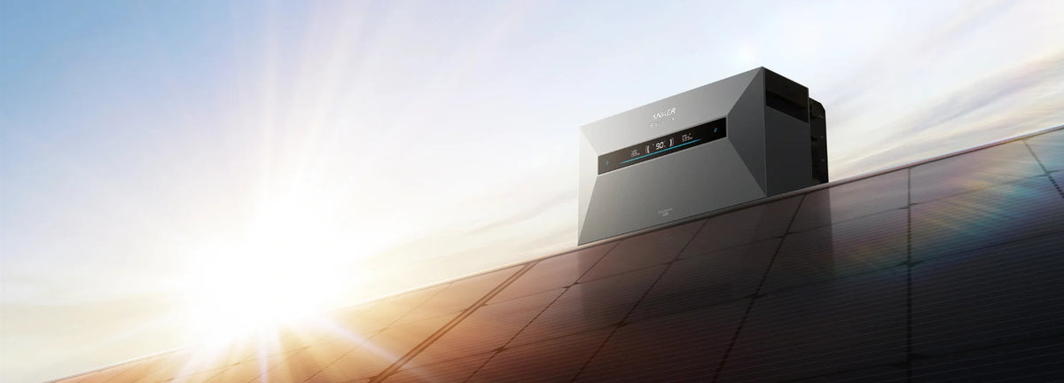 Anker Solix MAX AC Balkonspeicher auf Solarpanel bei Sonnenaufgang – Hero-Bild Balkonkraftwerk Speicher