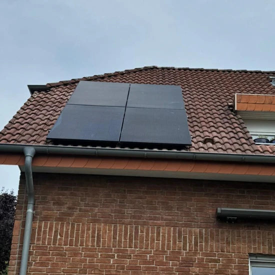 AIKO Balkonkraftwerk-Solarmodule auf Ziegeldach eines Einfamilienhauses montiert