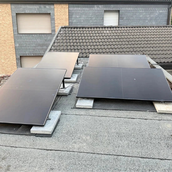 Vier Solarmodule von AIKO auf Flachdach - Nutzerprojekt