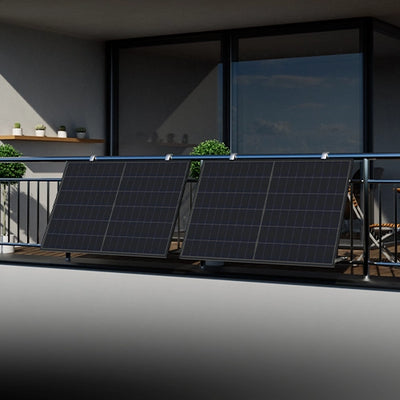 Balkonkraftwerk mit zwei Solarmodulen auf Balkongeländer einer Stadtwohnung montiert