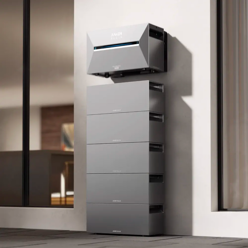 Anker Solix Batteriespeicher mit modularen Erweiterungsmodulen – stapelbare Balkonspeicher-Einheiten an Hauswand