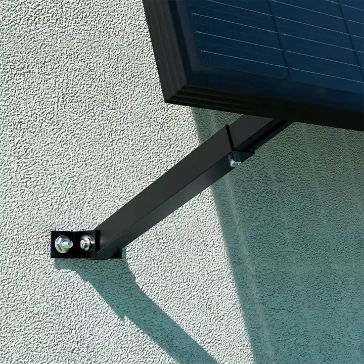 Wandhalterung für Balkonkraftwerk-Solarmodul an Hauswand montiert – Detailansicht