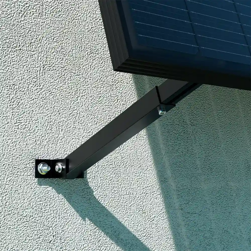 Wandhalterung für Balkonkraftwerk-Solarmodul an Hauswand montiert – Detailansicht
