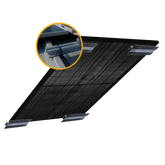 Montageset für ein Solarmodul auf einem Trapezblechdach, bestehend aus Aluminiumprofilen und Befestigungselementen; Detailaufnahme zeigt die Befestigungsschiene mit Modulhalterung auf dem Blechdach.